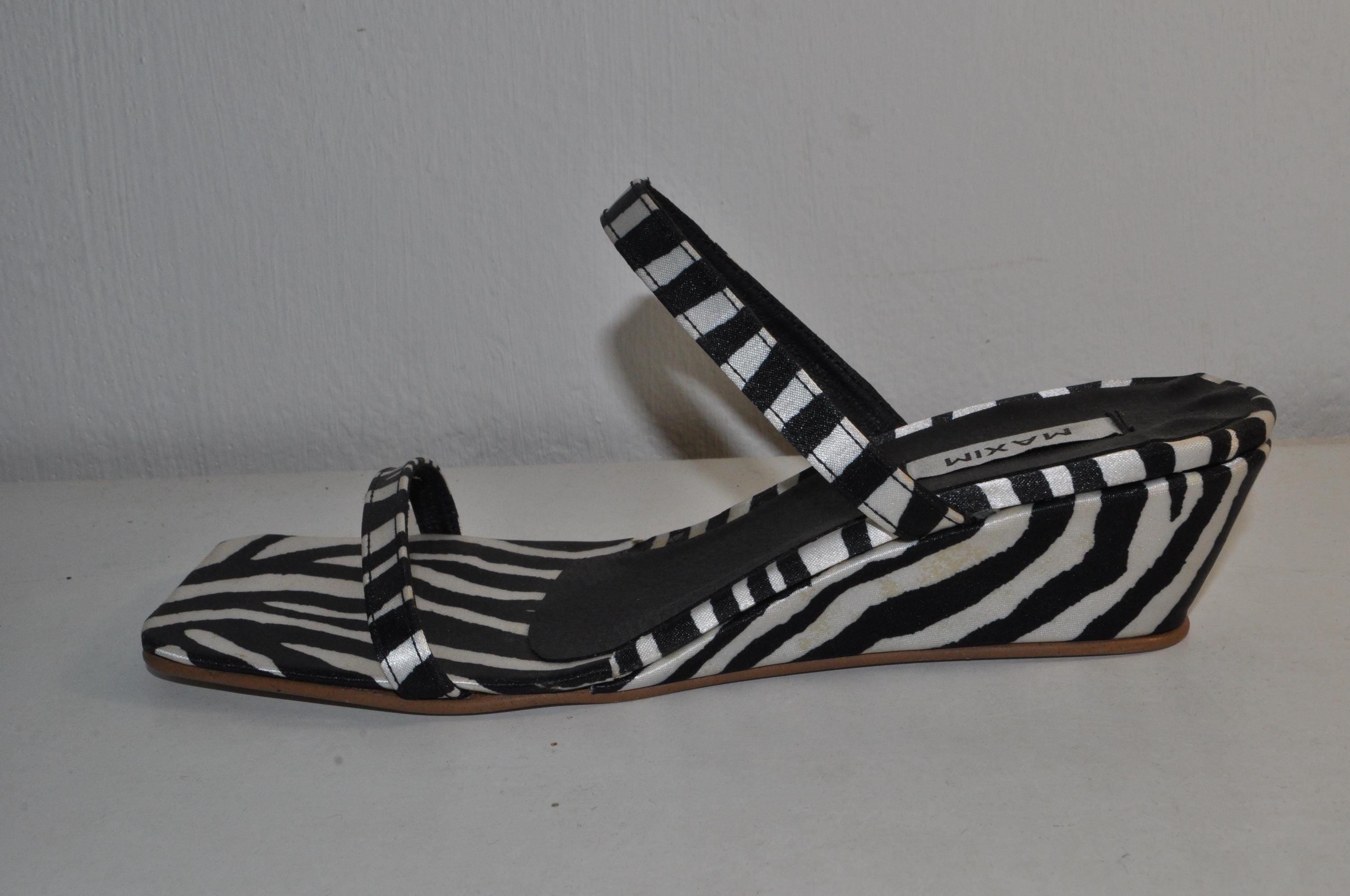 “Designer Women’s Zebra Print Chunky Heel Sandals – Elegant Fashion Shoes”