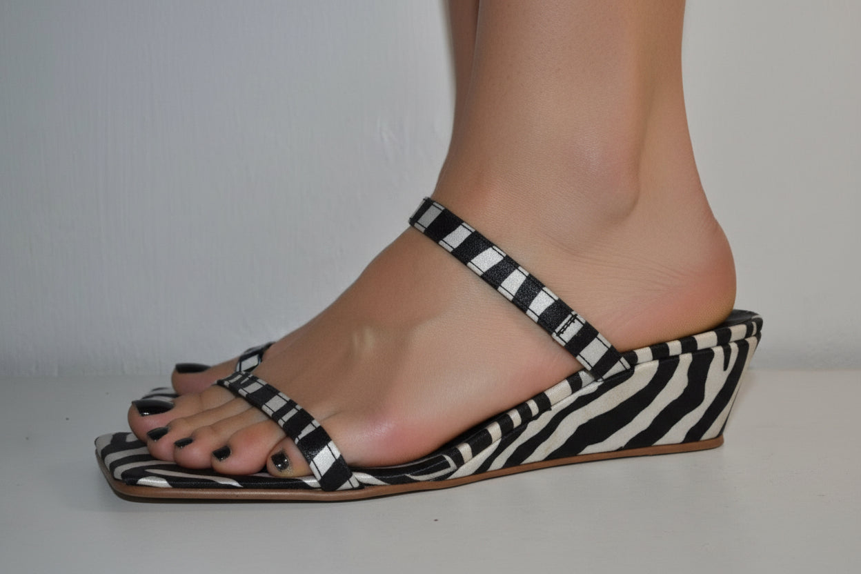 “Designer Women’s Zebra Print Chunky Heel Sandals – Elegant Fashion Shoes”