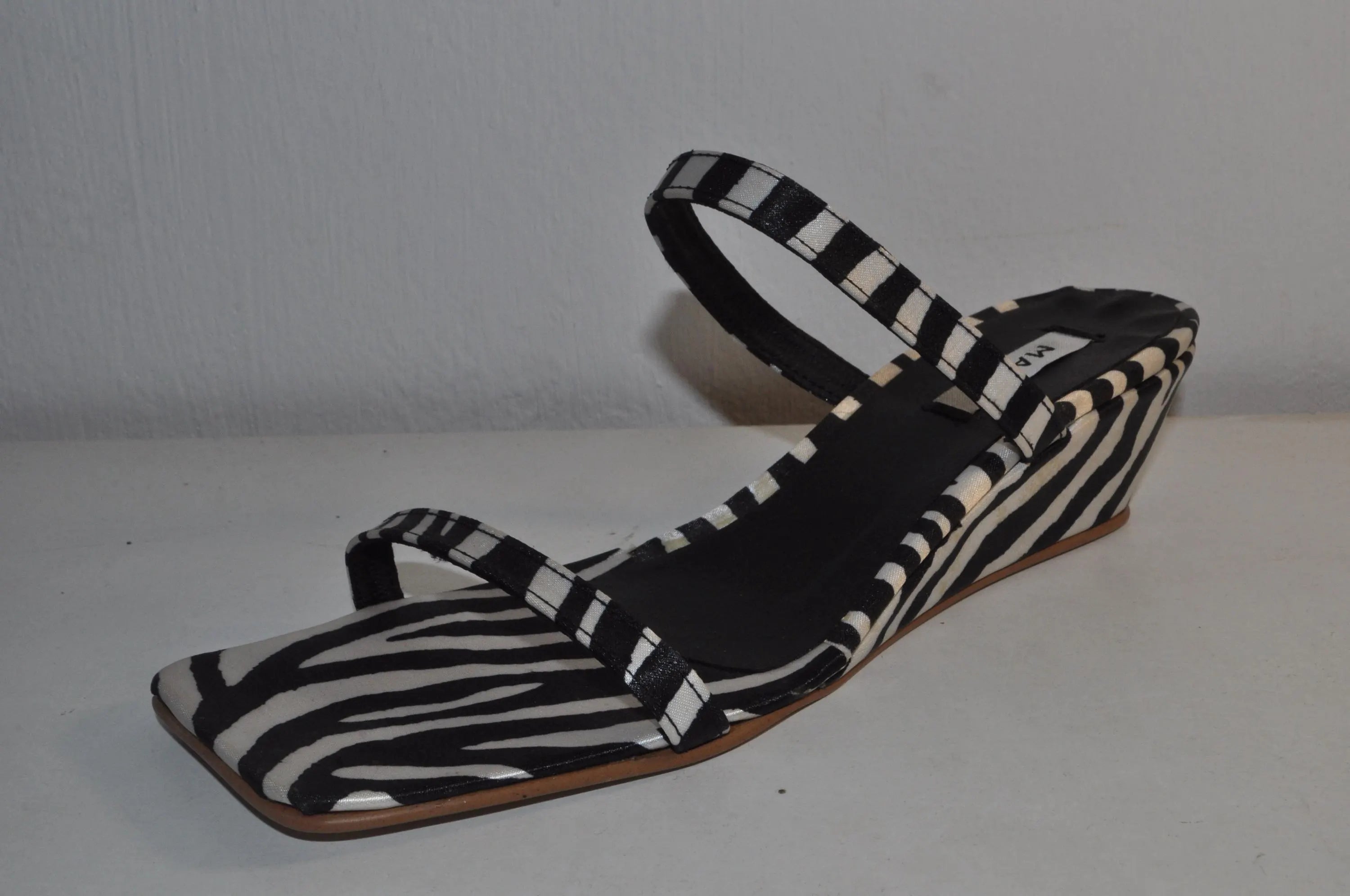 “Designer Women’s Zebra Print Chunky Heel Sandals – Elegant Fashion Shoes”
