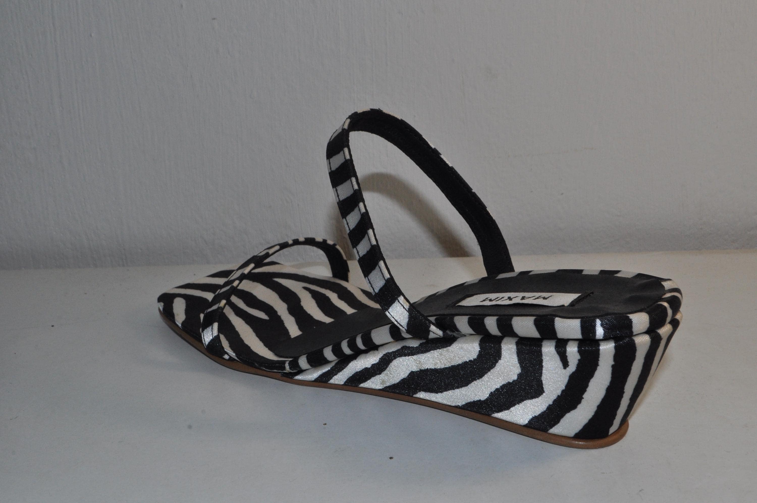 “Designer Women’s Zebra Print Chunky Heel Sandals – Elegant Fashion Shoes”